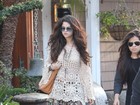 Selena Gomez aparece com look riponga chic