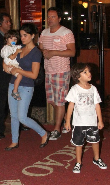 Vanessa Giácomo com os filhos Moisés e Raul em restaurante no Rio (Foto: Delson Silva/ Ag. News)