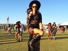 Toda de preto, Thaila Ayala exibe as pernas em festival nos EUA