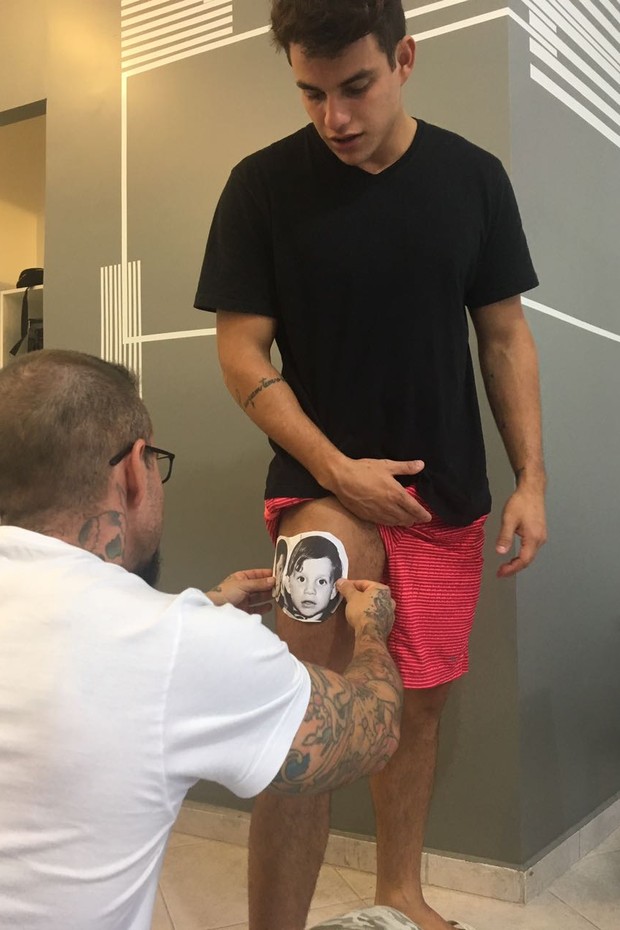Antônio, ex-bbb, fazendo tatuagem  (Foto: Divulgação / Tattoo Campinas / Rafinha Diniz)