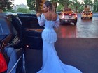 Mayra Cardi exibe cinturinha fina com vestido de noiva