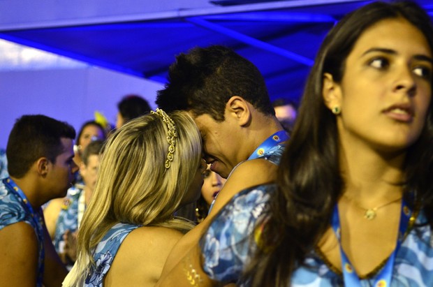 Daniele Hipolyto beija na Sapucaí (Foto: Roberto Teixeira/ EGO)