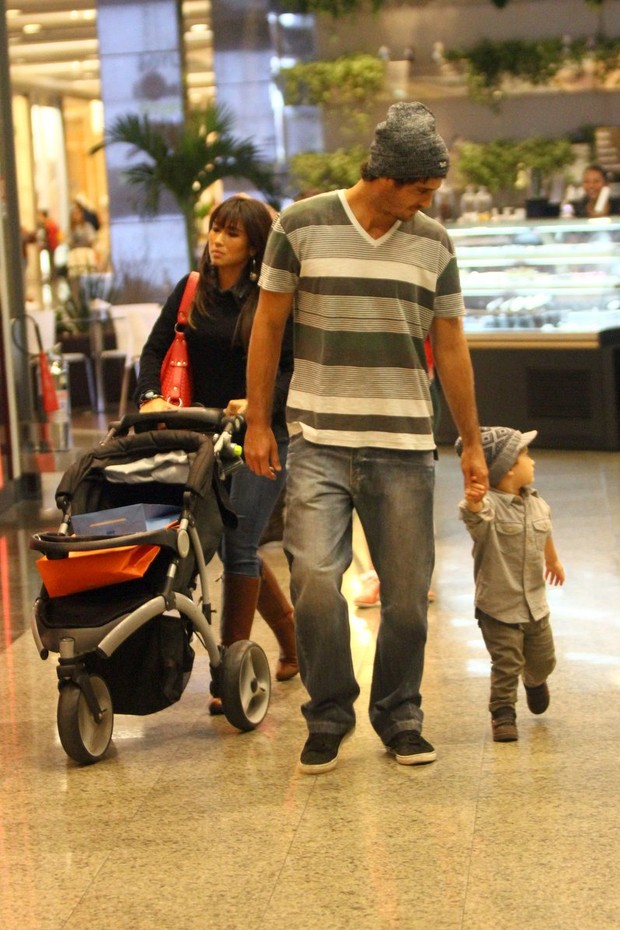 Daniele Suzuki com o ex-marido e o filho em shopping da Barra (Foto: Marcos Ferreira / Foto Rio News)
