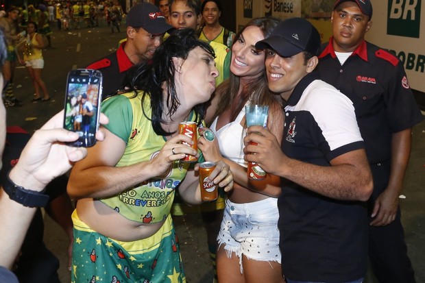 Nicole Bahls posa com fãs (Foto: Roberto Filho/Divulgação)