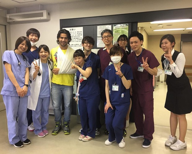 Mariano posa com equipe que o atendeu no hospital no Japão (Foto: Reprodução/Instagram)
