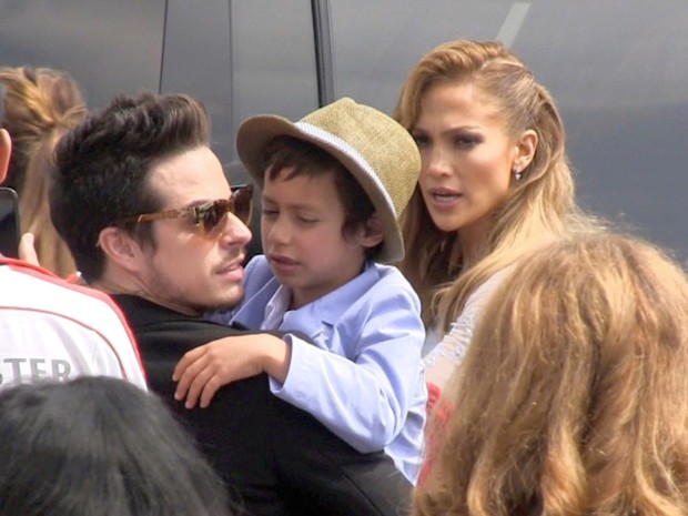 Jennifer Lopez com o filho, Maximilian David, e com Casper Smart em première em Los Angeles, nos Estados Unidos (Foto: AKM-GSI/ Agência)