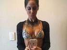 Mayra Cardi posa de biquíni no espelho e mostra corpo definido