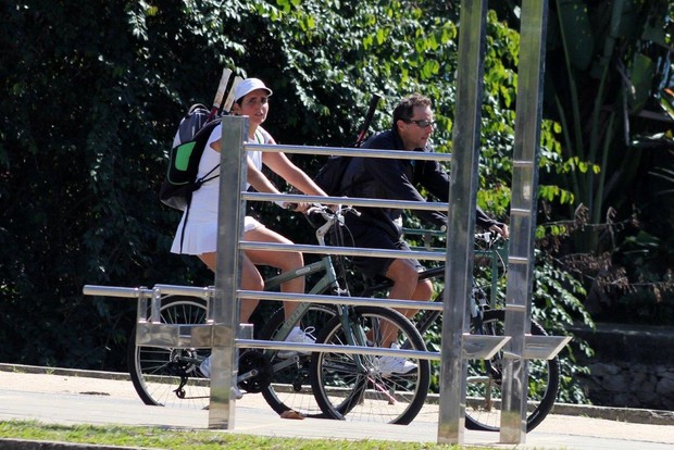 Tony Belloto e Malu Mader andando de bicicleta (Foto: JC Pereira/AgNews)