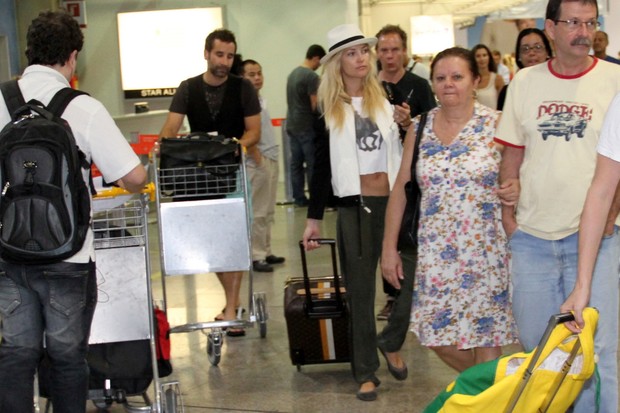 Kate Hudson no aeroporto (Foto: Wallace Barbosa / AgNews)
