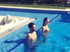 Adam Levine e Behati Prinsloo se divertem em piscina