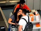 É o amor! Malvino Salvador dá beijinho em Kyra Gracie em aeroporto