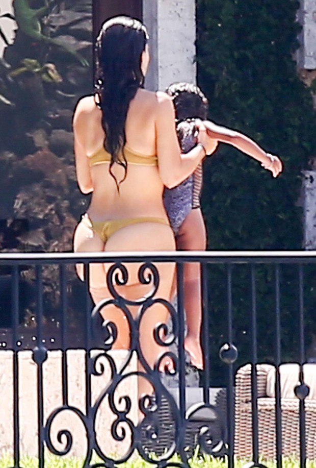 Kim Kardashian com a filha, North West, em piscina de hotel em Miami, nos Estados Unidos (Foto: Grosby Group/ Agência)