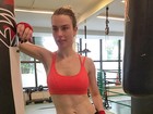 Fernanda Keulla posa suada após treino e exibe barriga sarada