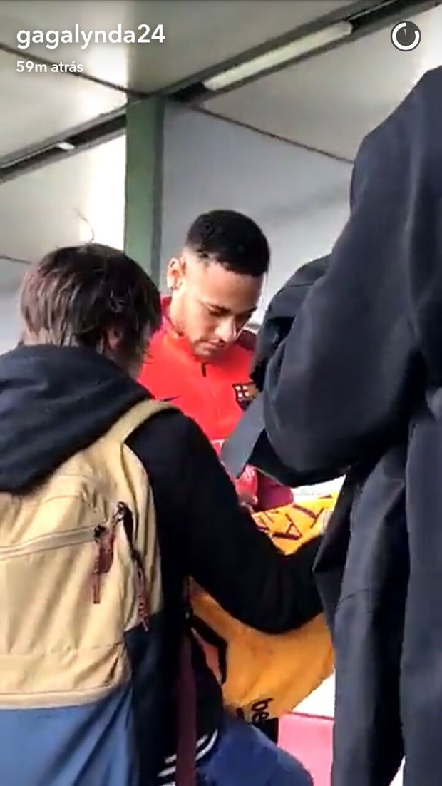 Neymar atendendo fãs em Barcelona (Foto: Reprodução/Snapchat)