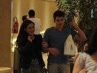 Livian Aragão passeia com o namorado no shopping, no Rio