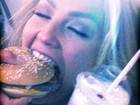 Thalia devora hambúrguer após premiação