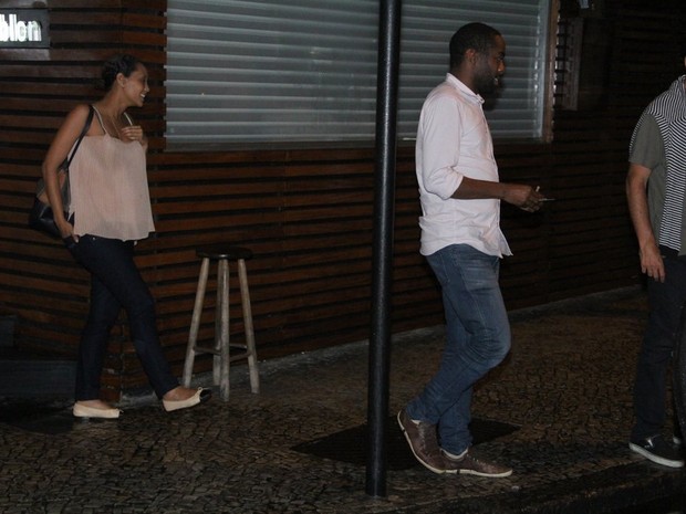 Tais Araújo e Lázaro Ramos em restaurante na Zona Sul do Rio (Foto: Rodrigo dos Anjos/ Ag. News)