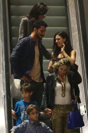 Isis Valverde vai ao shopping com o ator Uriel del Toro (Foto: Marcello Sá Barretto/Ag News)