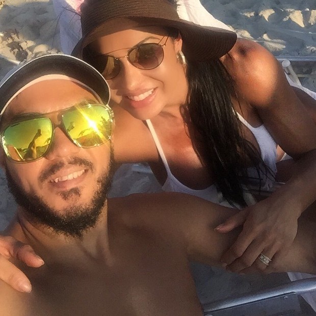 Gracyanne e Belo na praia (Foto: reprodução/instagram)