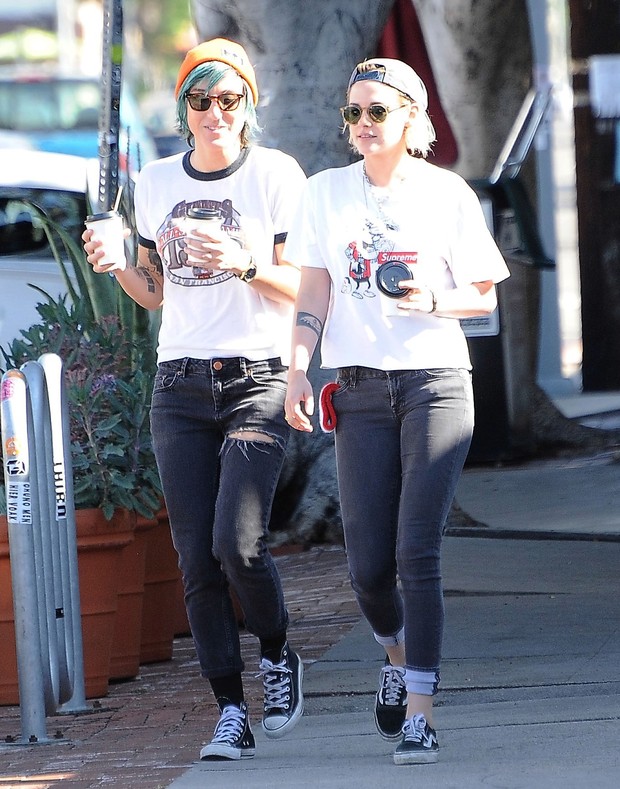 Kristen Stewart e a namorada, Alicia Cargile, em Los Angeles, nos Estados Unidos (Foto: Grosby Group/ Agência)