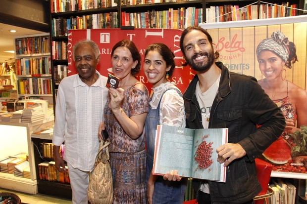 Gilberto Gil e Flora Gil prestigiam o lançamento do livro de Bela Gil (Foto: Marcos Ferreira / Brazil News)