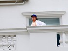 Paul McCartney toma sol na varanda de suíte de hotel no Rio