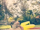 'Grávidos', Vitória Frate e Pedro Neschling posam na piscina