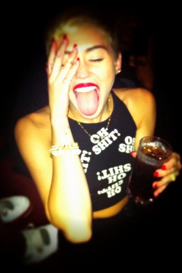 Miley Cyrus sensualiza em cima de carro e deixa a barriga à mostra (Foto: Reprodução/Twitter)