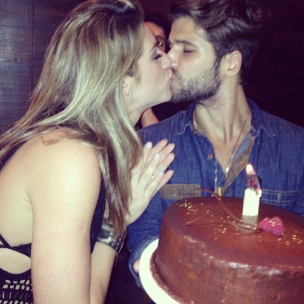 Atriz Ildi Silva compartilhou na rede social foto do casal no momento do parabéns (Foto: Instagram / Reprodução)