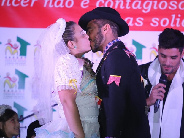 Ex-BBBs Cacau e Matheus em festa junina na Zona Sul do Rio (Foto: Daniel Pinheiro/ Ag. News)