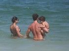 Juliana Paes vai a praia com a família