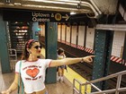 Giulia Costa mostra estilo e faz pose em metrô de Nova York