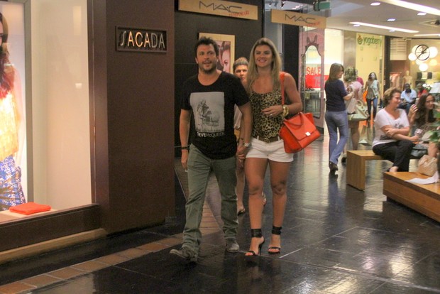 Mirella Santos e Ceará em shopping no Rio (Foto: Daniel Delmiro/ Ag. News)
