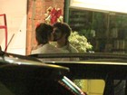 Em jantar romântico, Caio Castro e Maria Casadevall trocam beijos