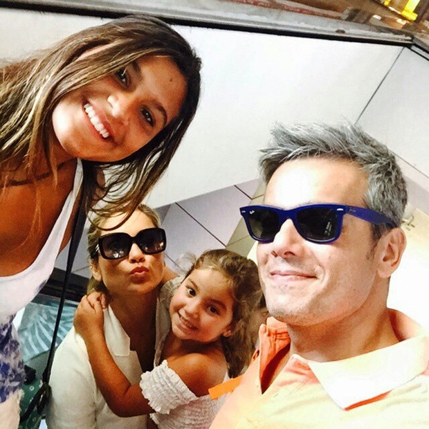 Flávia Alessandra e o marido, Otaviano Costa, e as filhas Giulia e Olivia (Foto: Instagram/ Reprodução)