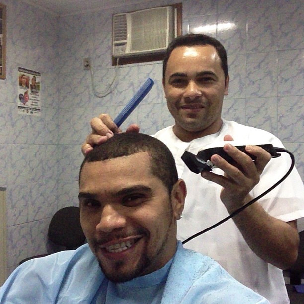 Naldo corta o cabelo no Rio após viagem para os Estados Unidos (Foto: Reprodução Instagram)