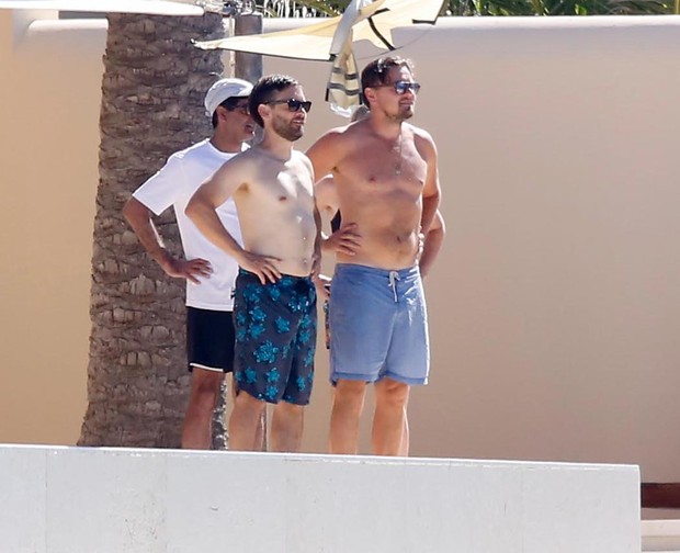 Tobey Maguire e Leonardo DiCaprio em iate em Ibiza (Foto: Grosby Group)