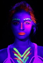 Anna Rita Cerqueira mostra maquiagem neon que brilha na balada
