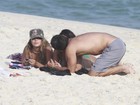 Bruno Gissoni e Yanna Lavigne trocam carinhos em praia carioca