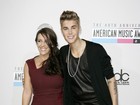 Com namoro em crise, Justin Bieber vai a premiação ao lado da mãe