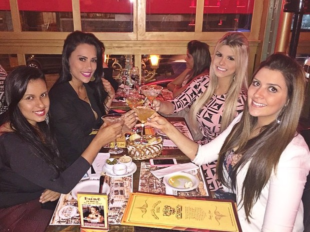 Ex-BBBs Kelly, Julia e Tamires com amiga em restaurante em São Paulo (Foto: Instagram/ Reprodução)