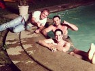 Mateus Solano e Kiko Pissolato relaxam em piscina após gravação