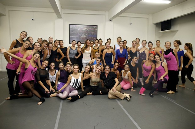 Famosas em aula de balé fitness (Foto: AgNews)