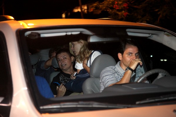 Carolina Dieckmann no colo de David Brazil após festa no Rio (Foto: Cláudio Augusto/ Foto Rio News)