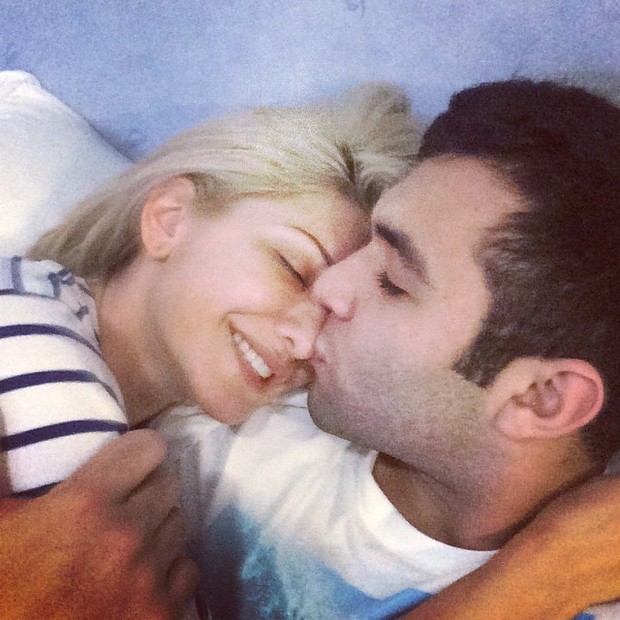 Antônia Fontenelle e Jonathan Costa posam agarradinhos (Foto: Instagram/ Reprodução)