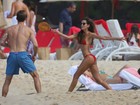Izabel Goulart exibe corpo perfeito em dia de praia com Kevin Trapp