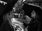Daniella Cicarelli e Gabriela Pugliesi se divertem em dia de chuva