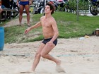 José Loreto joga futevôlei em praia no Rio