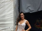 Carla Prata usa vestido de pérolas avaliado em mais de R$ 15 mil 