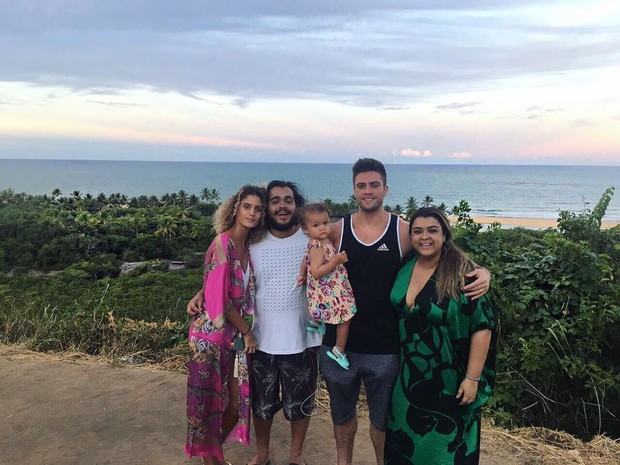 Laura Fernandez com o marido, Francisco Gil, a filha, a sogra, Preta Gil, e o sogro Rodrigo Godoy (Foto: Reprodução/Instagram)